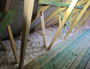 Zateplení stropu dřevostavby bungalovu pomocí foukané izolace